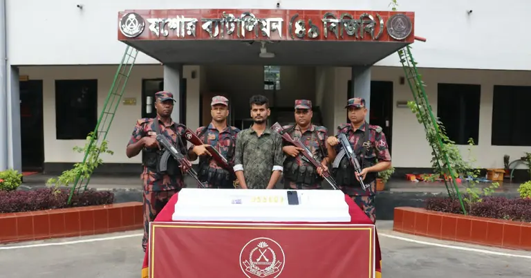 স্বর্ণের বারসহ পাচারকারী আটক